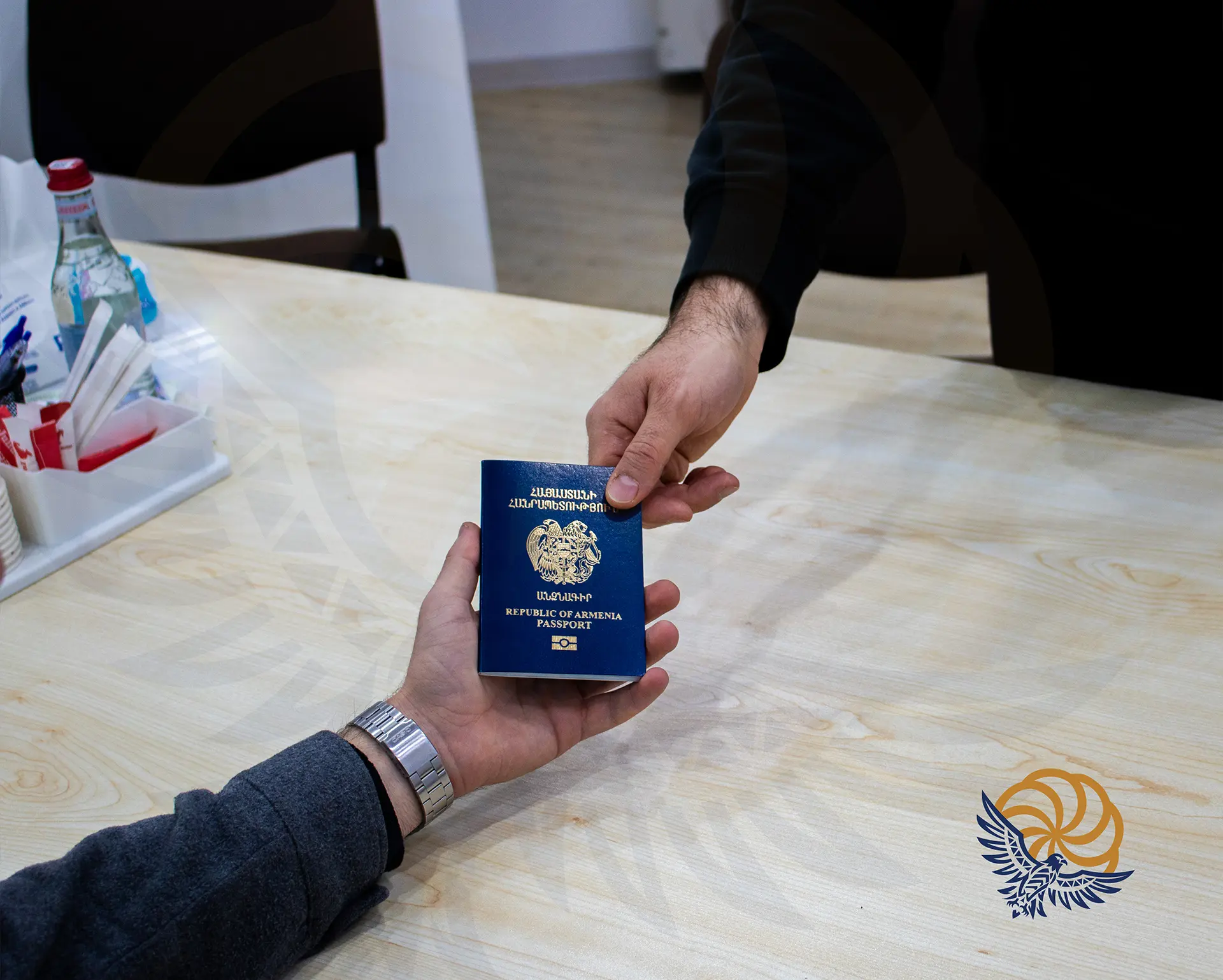 Руки с паспортом